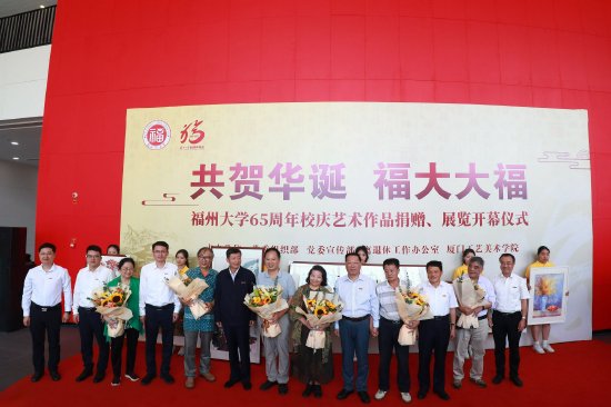 12位退休教师代表捐赠书画作品共14幅
