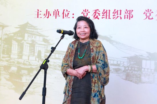 福建省书协副主席、刻字艺术研究会主任、厦门市文联顾问,福州大学厦门工艺美术学院陈秀卿教授讲话