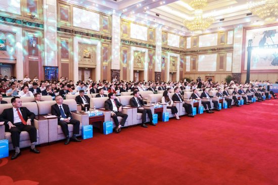 区委书记石振棋作电子信息产业招商推介,讲述芗城的人文历史,介绍芗城