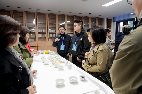 全国融媒体记者在茶叶审品室体验品鉴