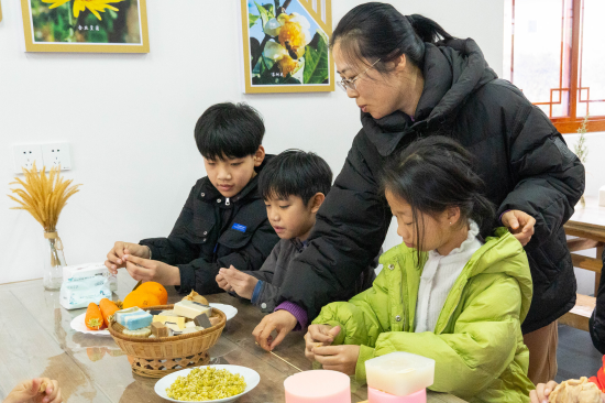 阳光学院专业老师指导研学学生体验手工皂制作流程