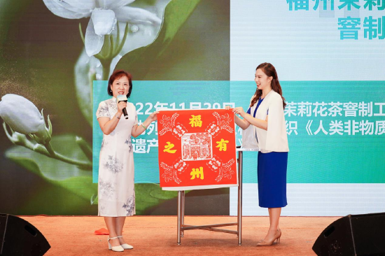 非遗传承人董雅萍在现场完成剪纸作品