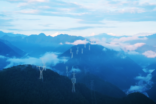 ▲崇山峻岭中的川渝1000千伏特高压交流工程