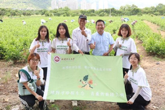 图1 实践队队员于福州茉莉花种植保护基地进行实地调研 吕如泓 摄