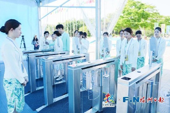 志愿者在安检入口开展人脸识别入场演练。包华 摄