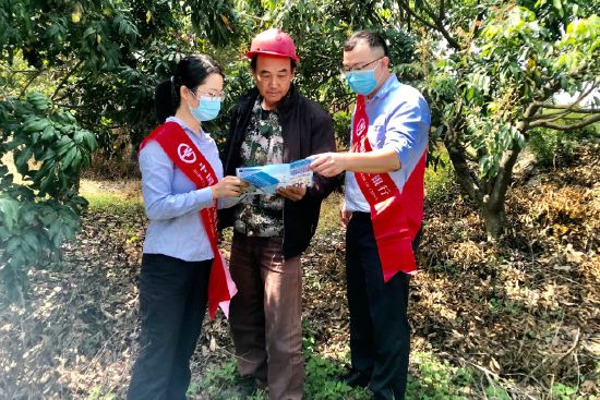 3月18日,农业银行福建诏安县支行组织青年志愿者前往深桥镇万田村开展