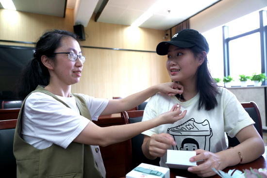 阳光学院师生团队打造“有声”项链回馈师恩