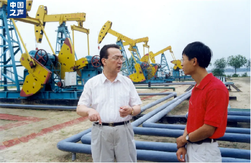 1997年王德民在现场与同事们讨论问题
