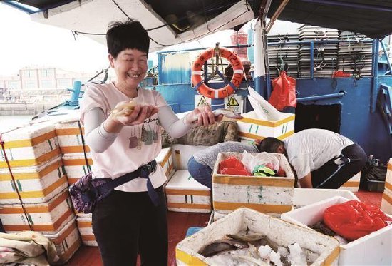 厦门高崎渔港沸腾，多数渔获还未上岸就被锁定 活虾蟹及冰鲜鱿鱼等被快速装车，市民闻讯“寻鲜”