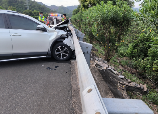 漳州着急赶路却在高速上出事故执法人员快速处置