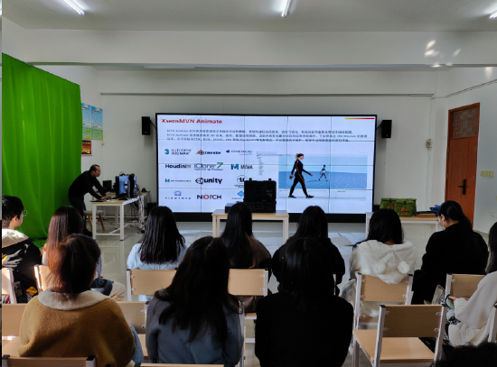 阳光学院“CTO训练营”中,老师在为学生讲解案例和理论知识