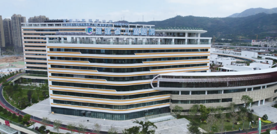 按照国家区域医疗中心的定位,福建省儿童医院要在疑难危重症诊断与治疗、医学人才培养、临床研究、疾病防控、医院管理等方面代表区域顶尖水平,图为该院外景。