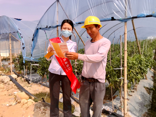 3月18日,农业银行福建诏安县支行组织青年志愿者前往深桥镇万田村开展