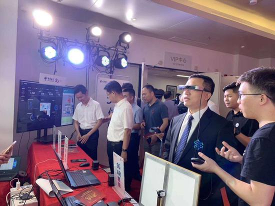 与会来宾体验厦门电信5G+AR应用