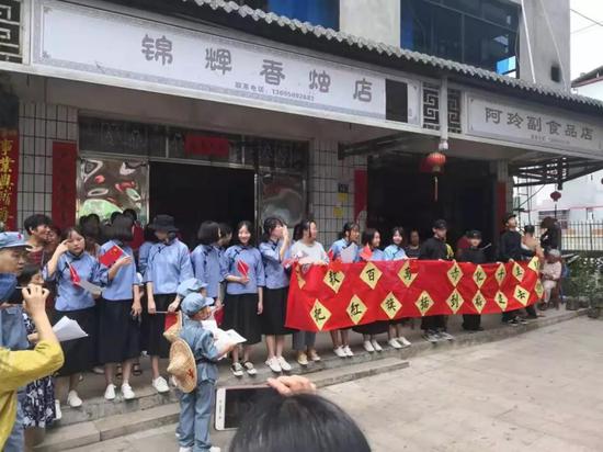 英华中学学生手举横幅夹道欢迎