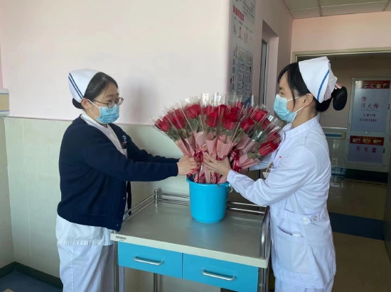 厦大中山厦门医院每年妇女节给住院患者赠送玫瑰花