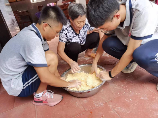 炸枣起源于泉州府同安县(今厦门市同安区),该菜品用当地产糯米粉,地瓜