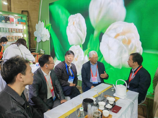 领导与嘉宾在福州茉莉花茶展馆参观交流