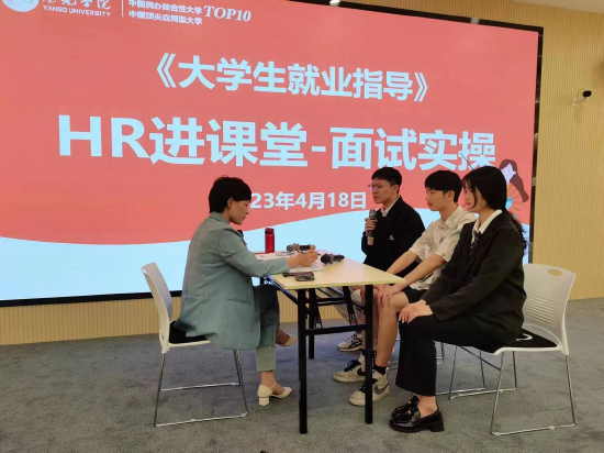 导师根据学生表现进行评分(陈银屏/摄)