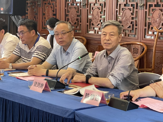 著名文艺评论家、中国作协主席团委员、《文艺报》原总编辑梁鸿鹰