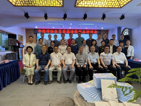 现场与会嘉宾合影