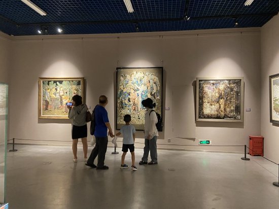 观众逛展