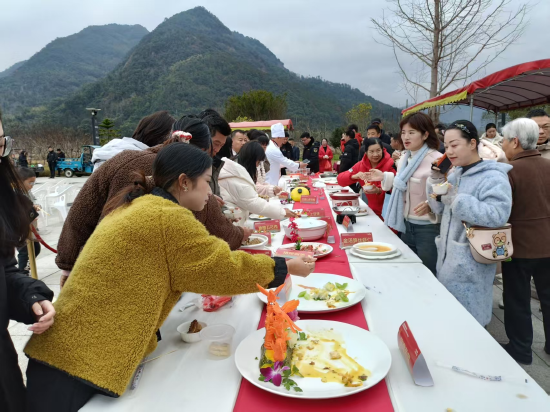 游客踊跃参与。李子涛 摄