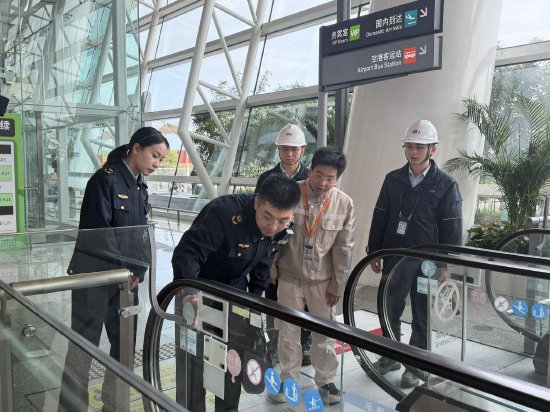 护航新春消费 筑牢安全防线——湖里区市场监督管理局开展春节前市场秩序专项检查行动