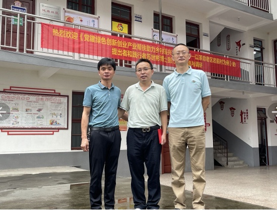 驻村第一书记何阳就代表闽清县东桥镇竹岭村民委员会向苏世彬博士颁发