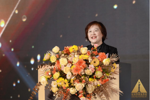 燕之屋副总经理、供应链中心总经理黄丹艳发表获奖感言