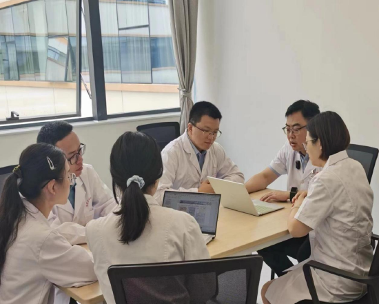 省妇幼保健院孙蓬明副院长与他的科研团队研讨科研项目。