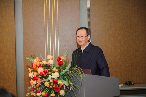 前空军总医院皮肤病医院院长、皮肤科主任刘玮主任医师发表专题报告