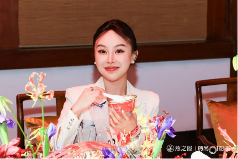 中国内地著名女演员蒋勤勤与在场嘉宾品鉴碗燕·尊享款