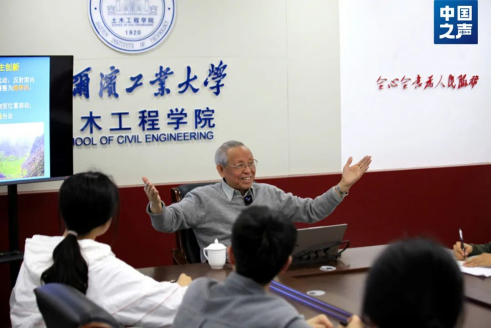 沈世钊和学生们交流
