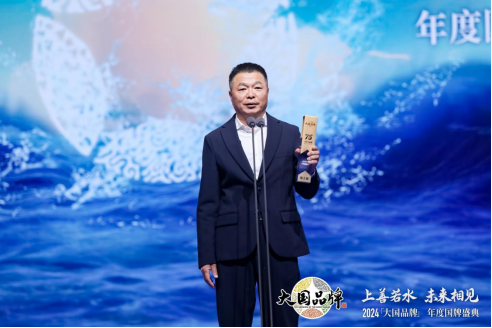 燕之屋副董事长郑文滨发表致辞