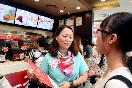 肯德基闽潮市场经理李月云女士现场劝捐