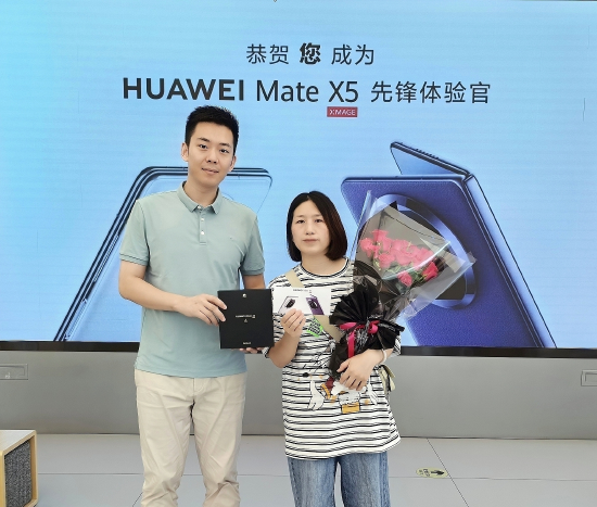 图 | 华为10年花粉王女士(右)取机时合影