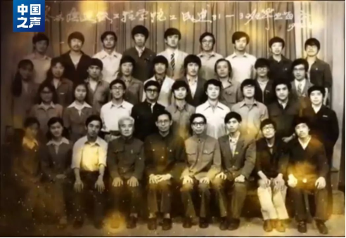 沈世钊在哈工大和学生们的毕业合影