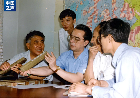 1996年王德民（中）与从事三次采油的科研人员观察模拟岩心