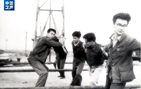 1965年王德民（右1）在采油工艺研究所3号试验井人拉钢丝做投捞试验