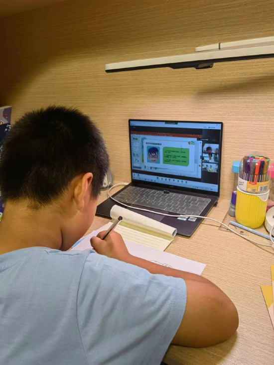 志愿者为孩子们开展线上支教