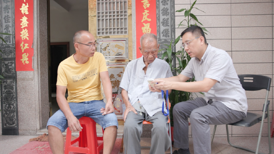 指导老人操作邻里爱心电子卡