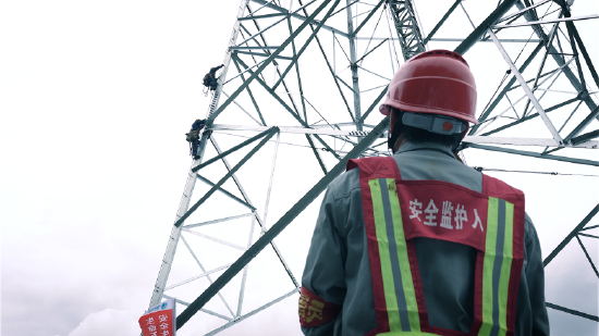 ▲国网湖南省送变电工程有限公司安全员在施工现场进行安全监护
