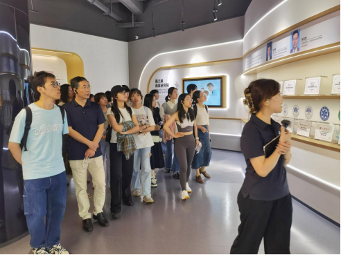 厦门大学会计学系参访团参观燕之屋燕窝研究院