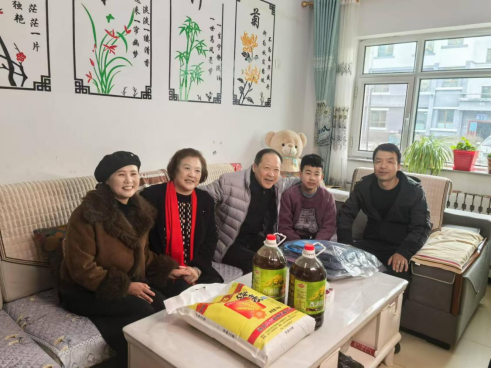 燕之屋创始人、董事长黄健一行赴广河县开展职工慰问活动