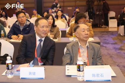 　　中国工程院院士、国家食品安全风险评估中心总顾问陈君石（图右），燕之屋创始人、董事长黄健（图左）