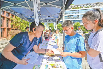 市民参与林长制知识快答。本报记者 池远摄