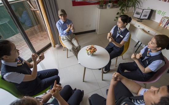 听障客户在大厅聊天.