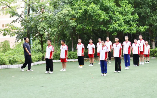 统一校服,准军事化管理