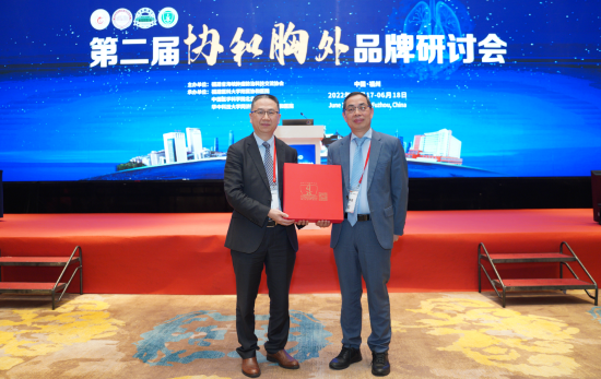 福建医科大学附属协和医院陈椿教授(左)与华中科技大学同济医学院附属协和医院廖永德教授(右)达成长期发展合作协议